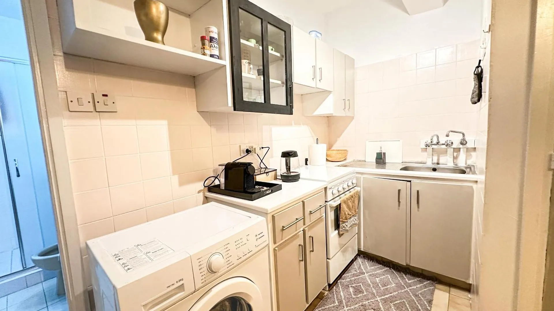アパート Sea And Lake Breeze 1Br Apt ラルナカ
