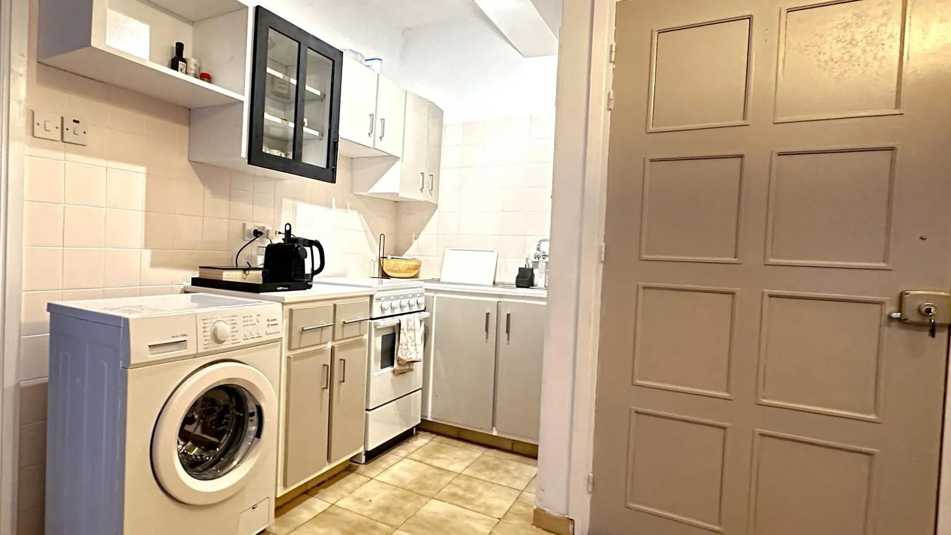 Sea And Lake Breeze 1Br Apt ラルナカ 0*,