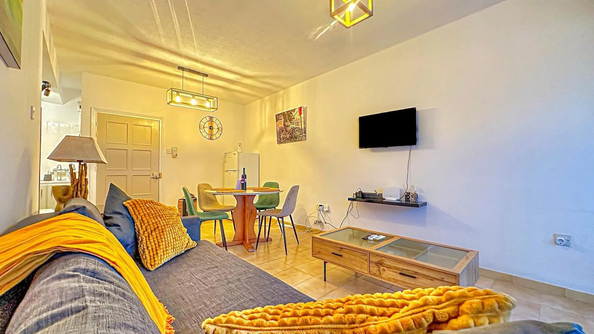 Sea And Lake Breeze 1Br Apt ラルナカ