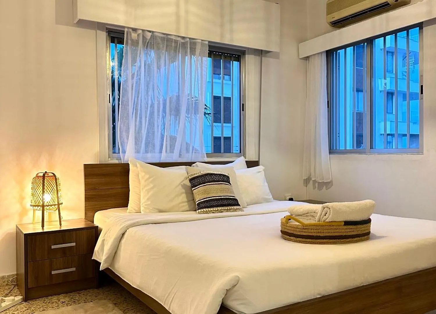 Sea And Lake Breeze 1Br Apt ラルナカ
